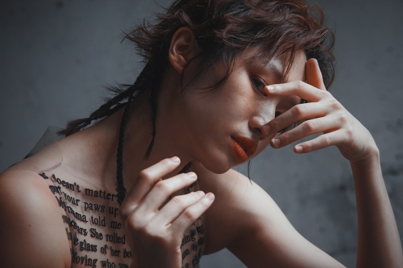 Belleza femboy con pose facial seductora