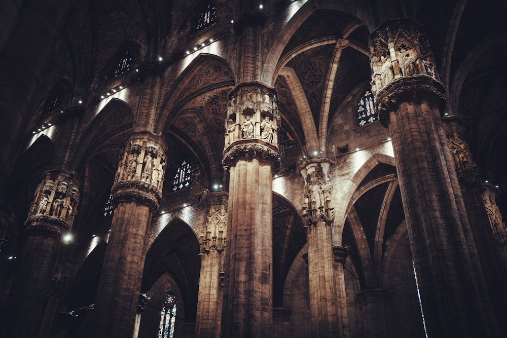Una grande cattedrale con alti pilastri