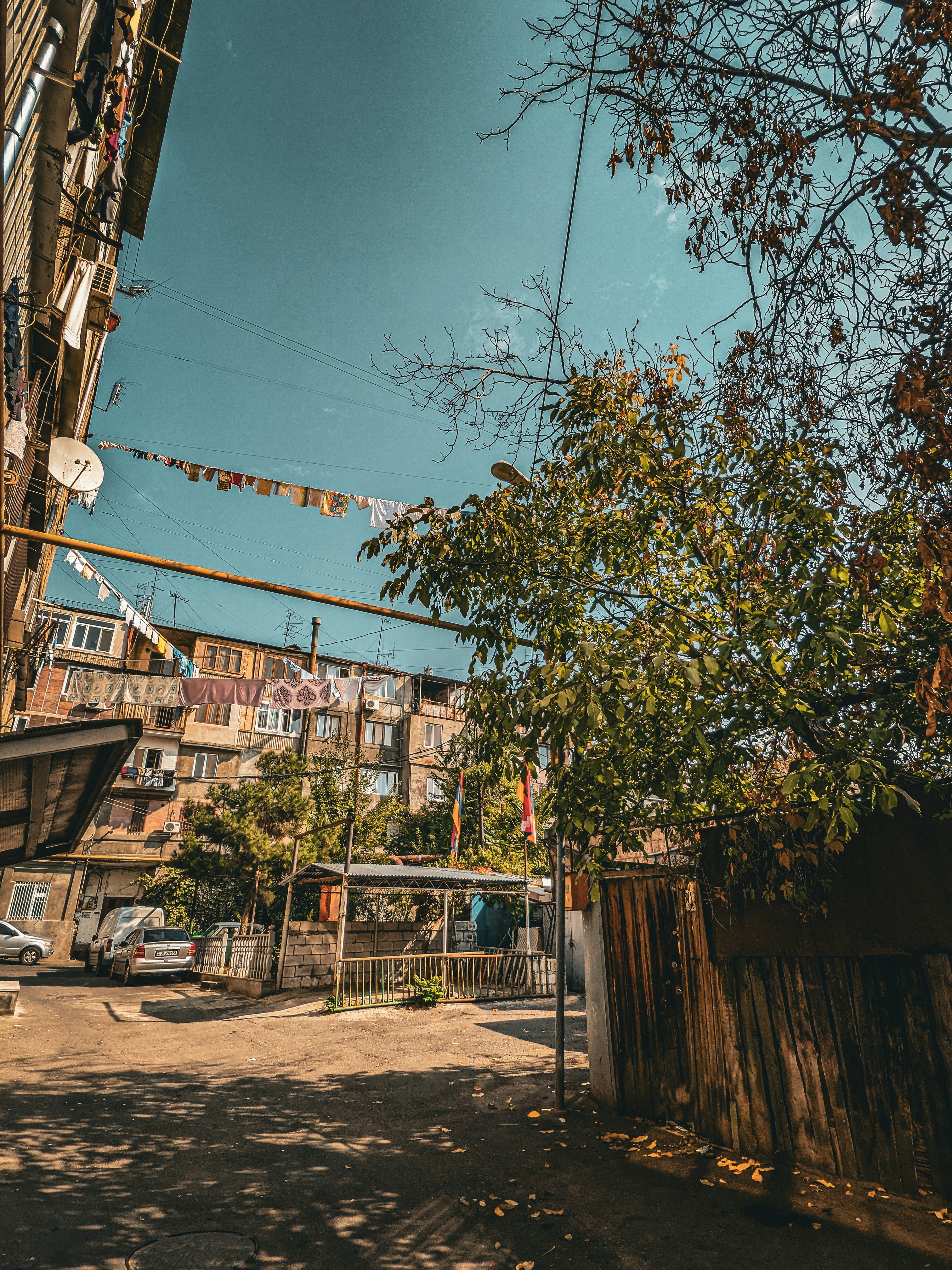 una calle con edificios al lado