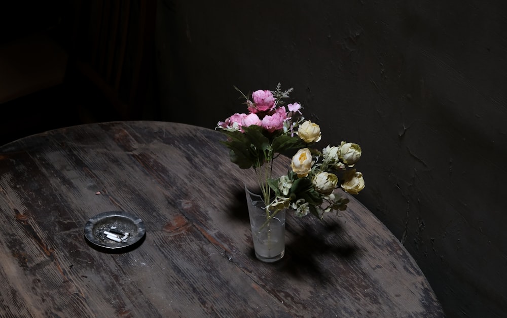 um vaso de flores em uma mesa