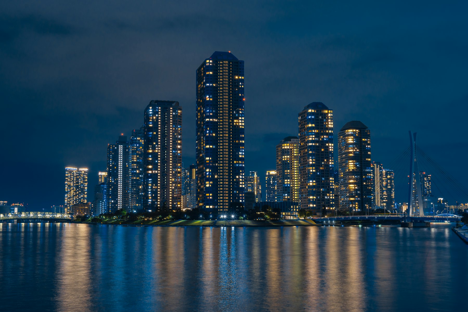 Dos personas dándose la mano en un acuerdo de negocios.