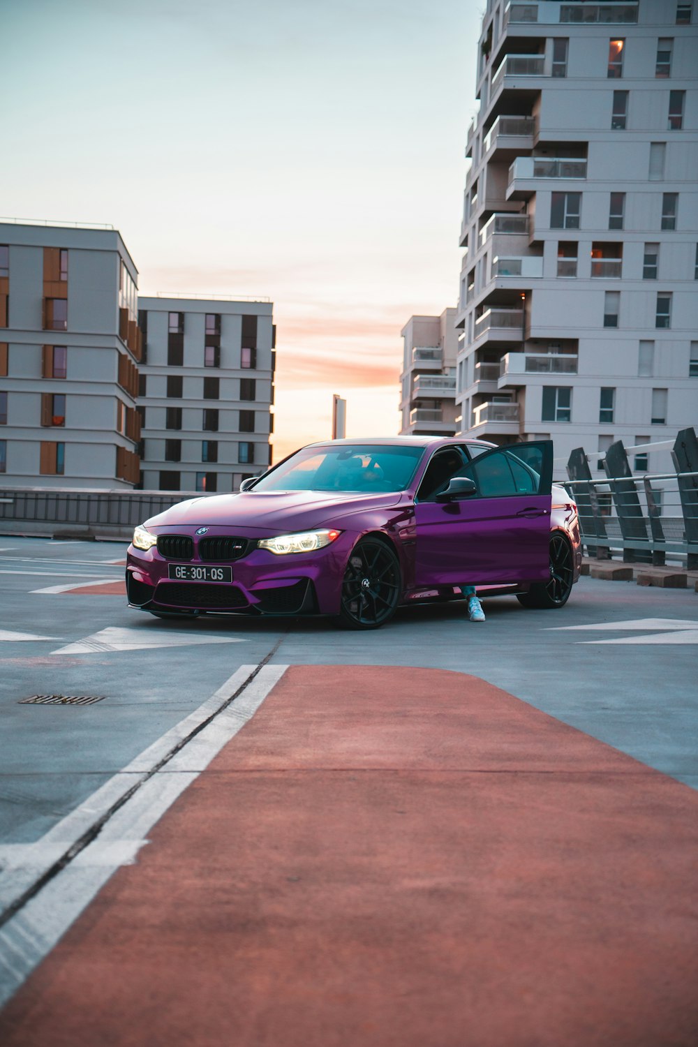 Une voiture violette garée dans une rue