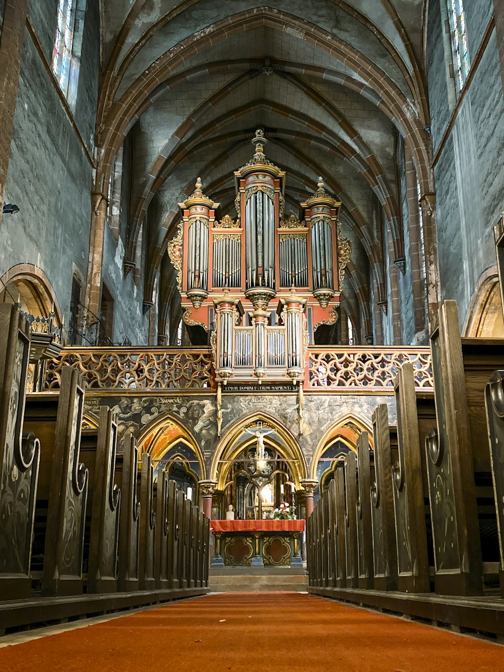 un grand bâtiment orné avec un grand orgue au milieu