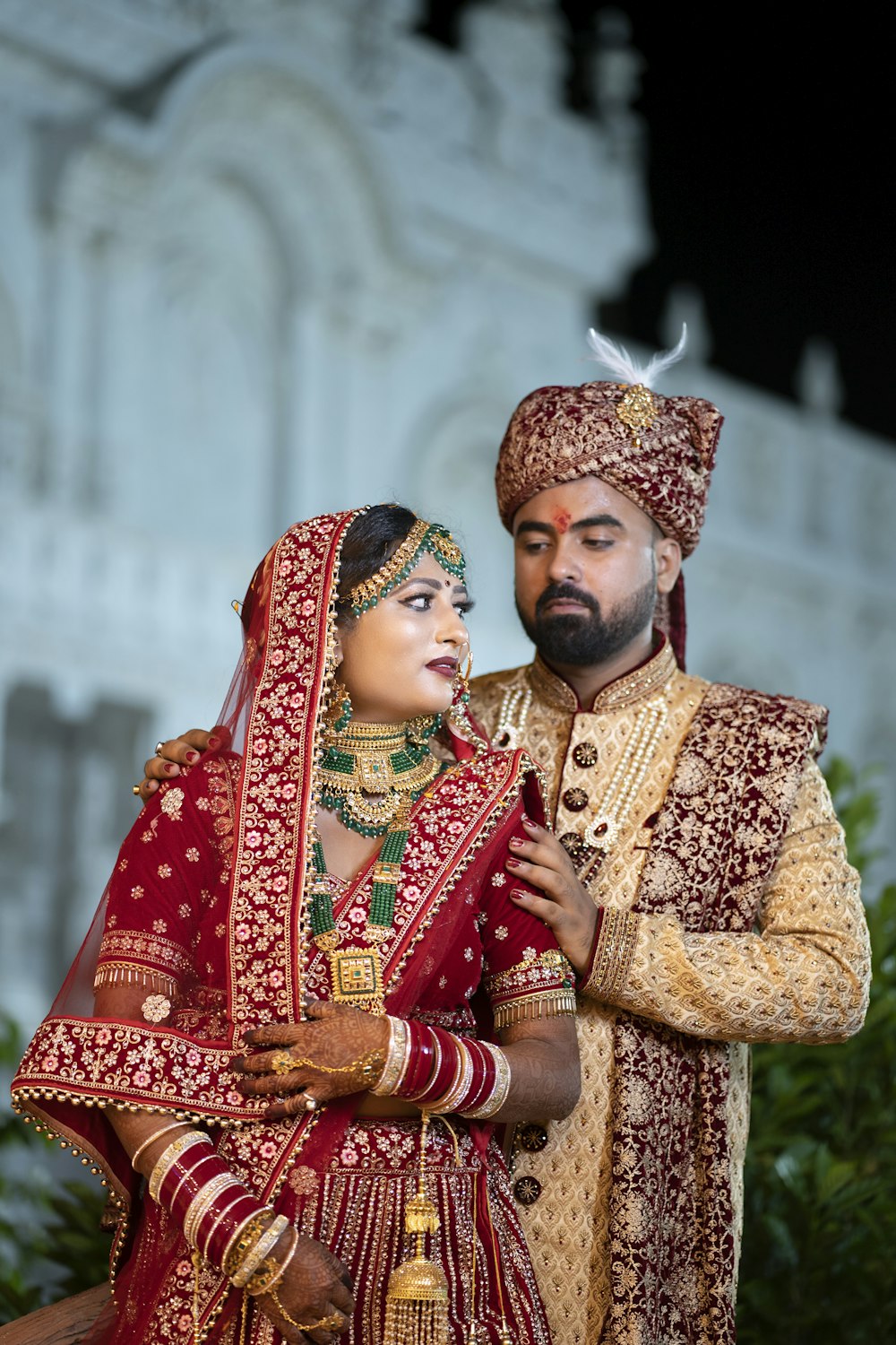 um homem e uma mulher em trajes indianos tradicionais