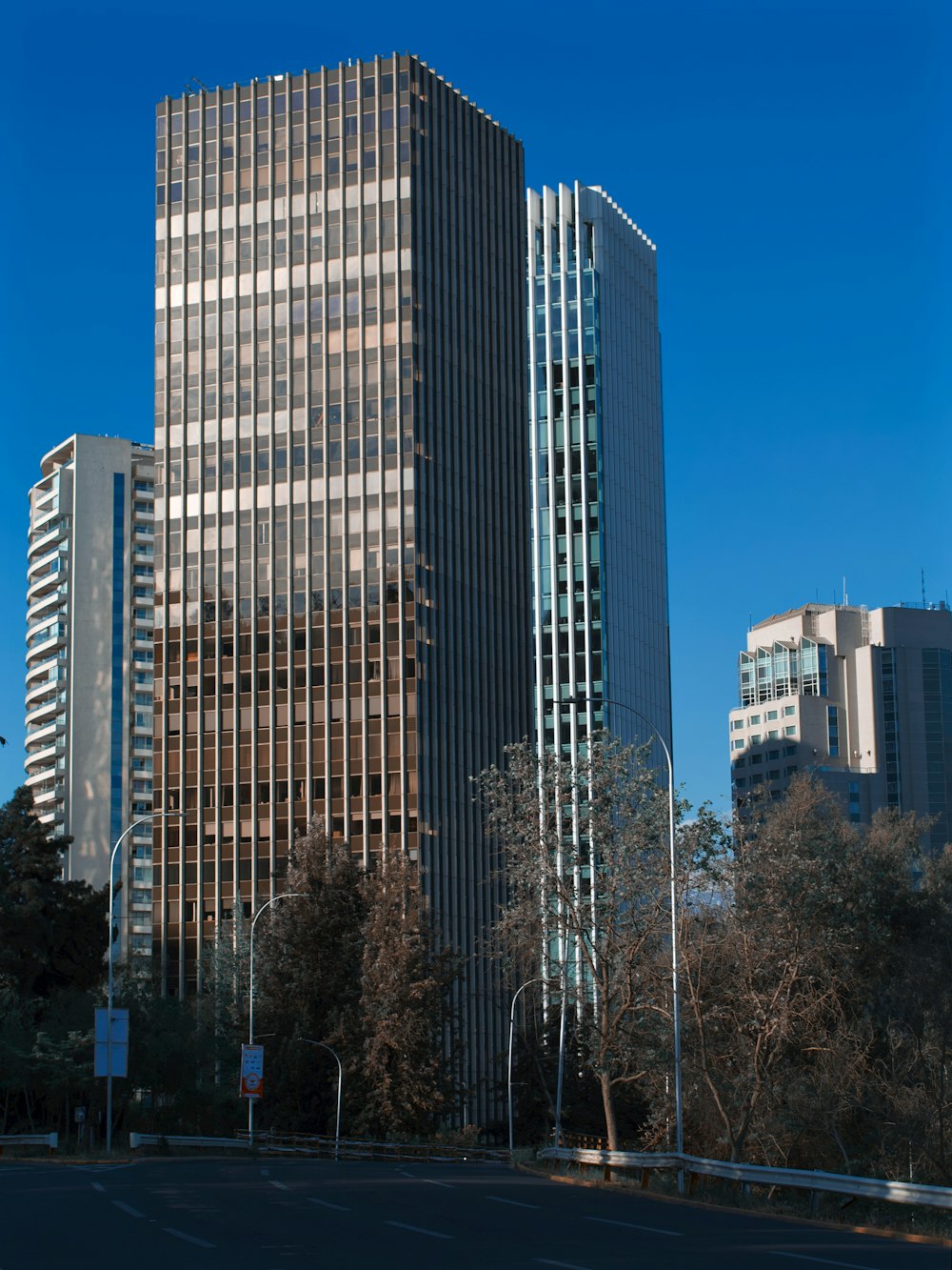 um edifício alto com muitas janelas