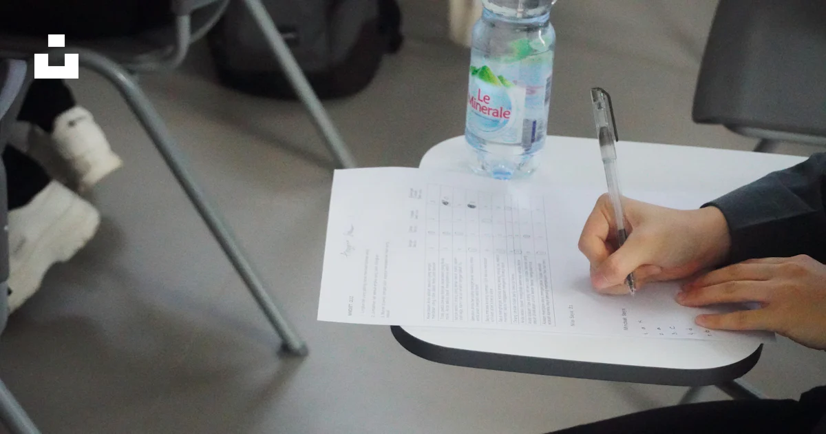 Person Writing Paper Study Guide A person writing on a piece of paper photo – Free Class Image on Unsplash