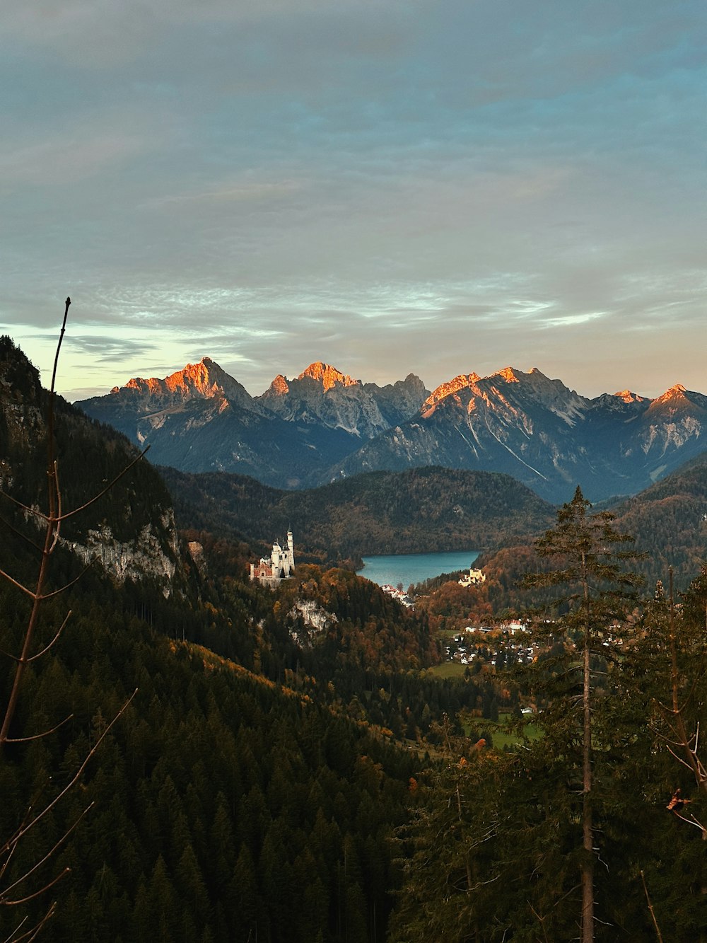 Un lago rodeado de árboles y montañas