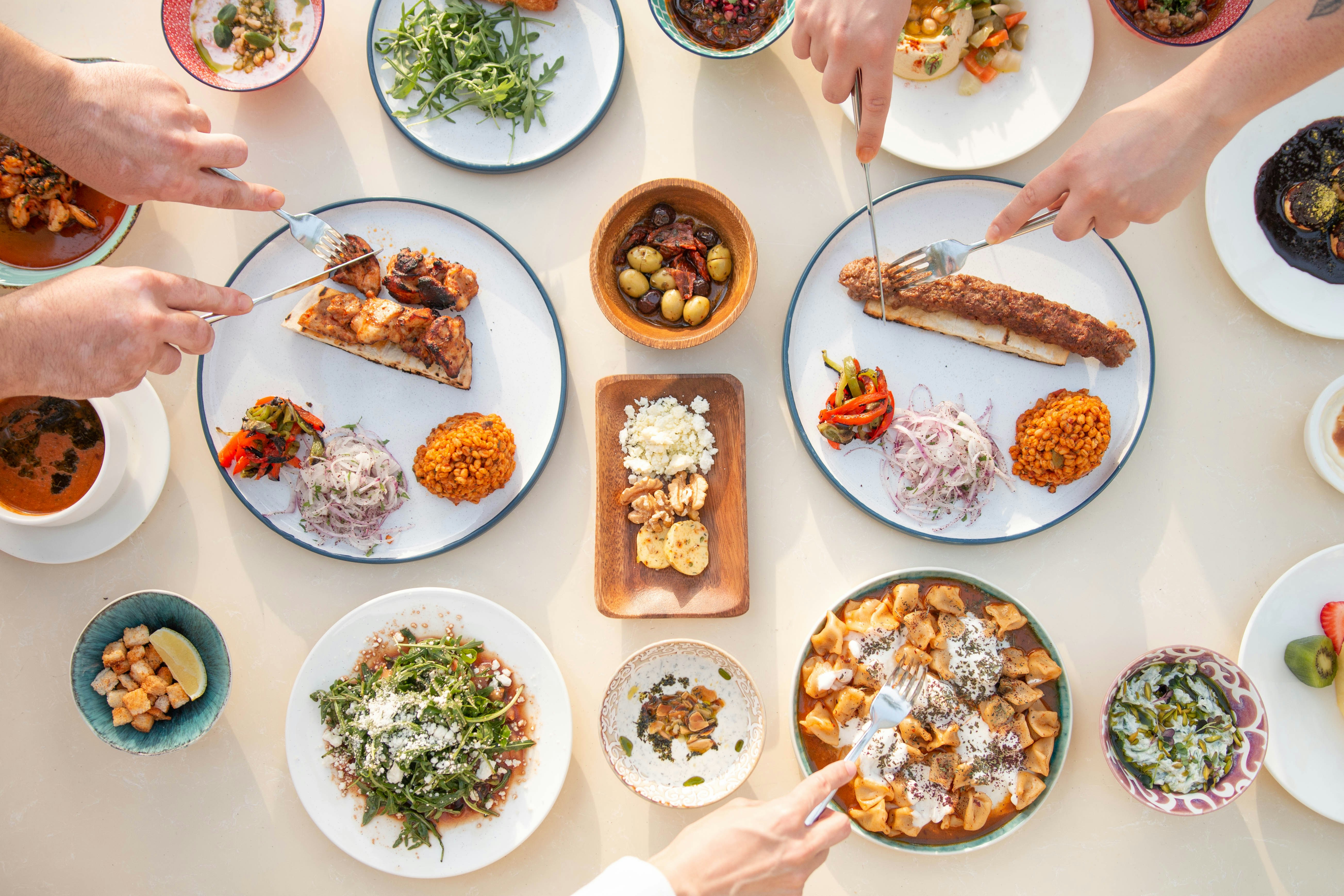 https://images.unsplash.com/photo-1665989215795-f67f4723087d?ixid=M3w2MjYzNjJ8MHwxfHNlYXJjaHw5fHxyZXN0YXVyYW50JTIwZ3JvdXB8ZW58MHwwfHx8MTc3OTgxNTIwOHww&ixlib=rb-4.1.0