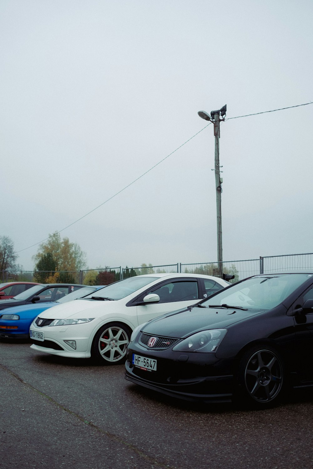 um grupo de carros estacionados em uma estrada