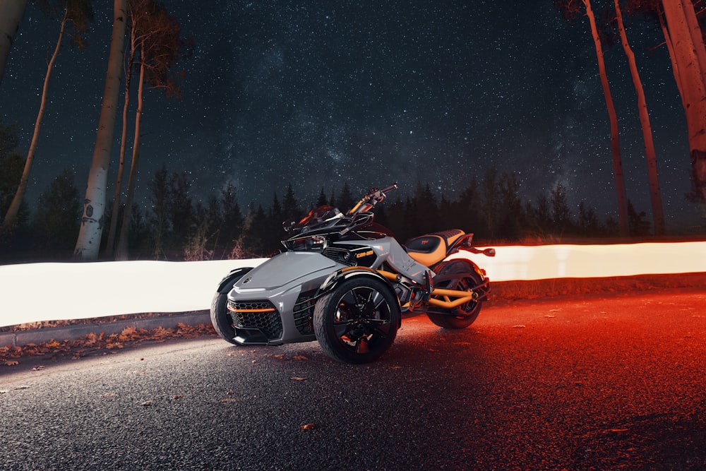 uma motocicleta estacionada em uma estrada