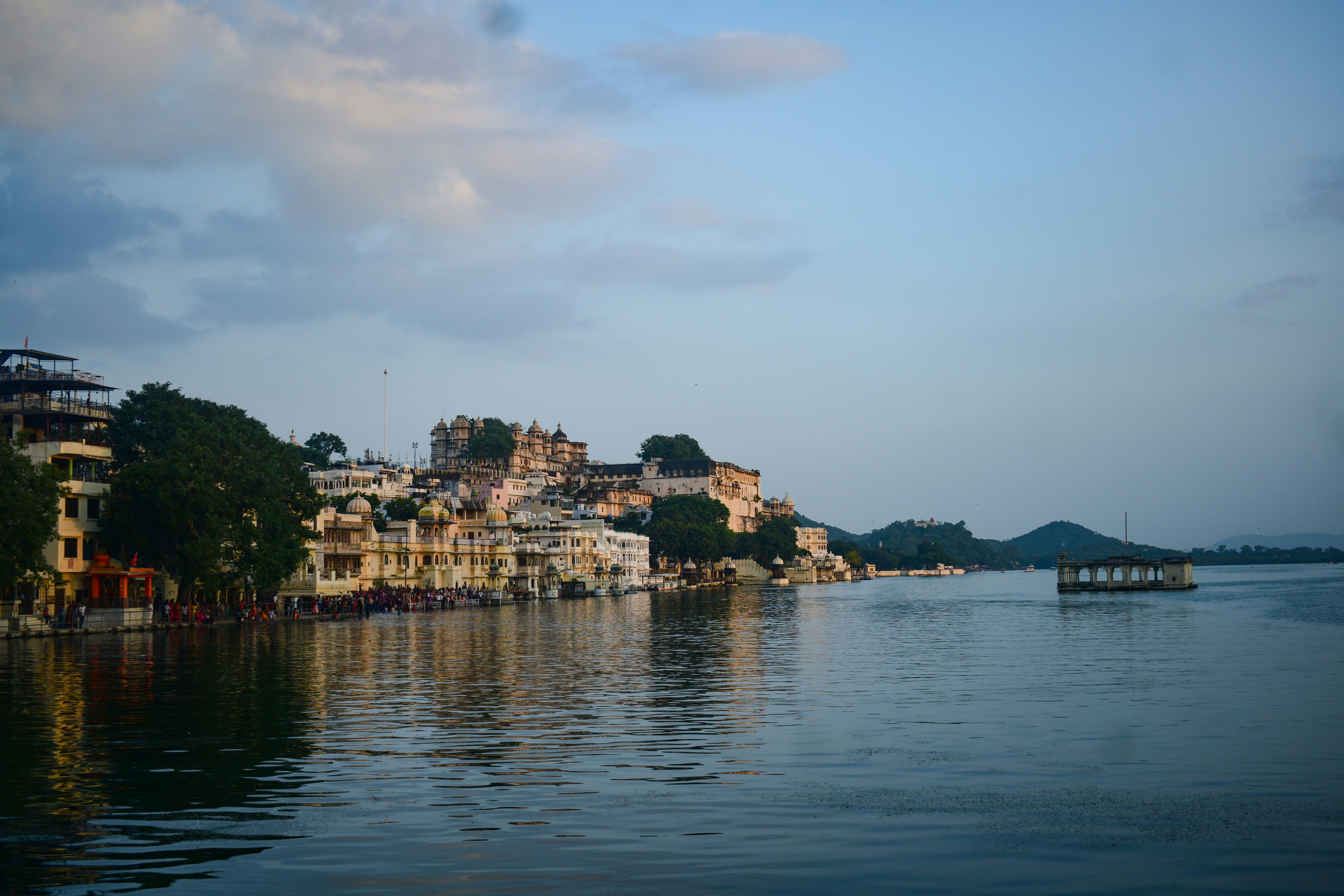 un plan d’eau avec des bâtiments le long de celui-ci