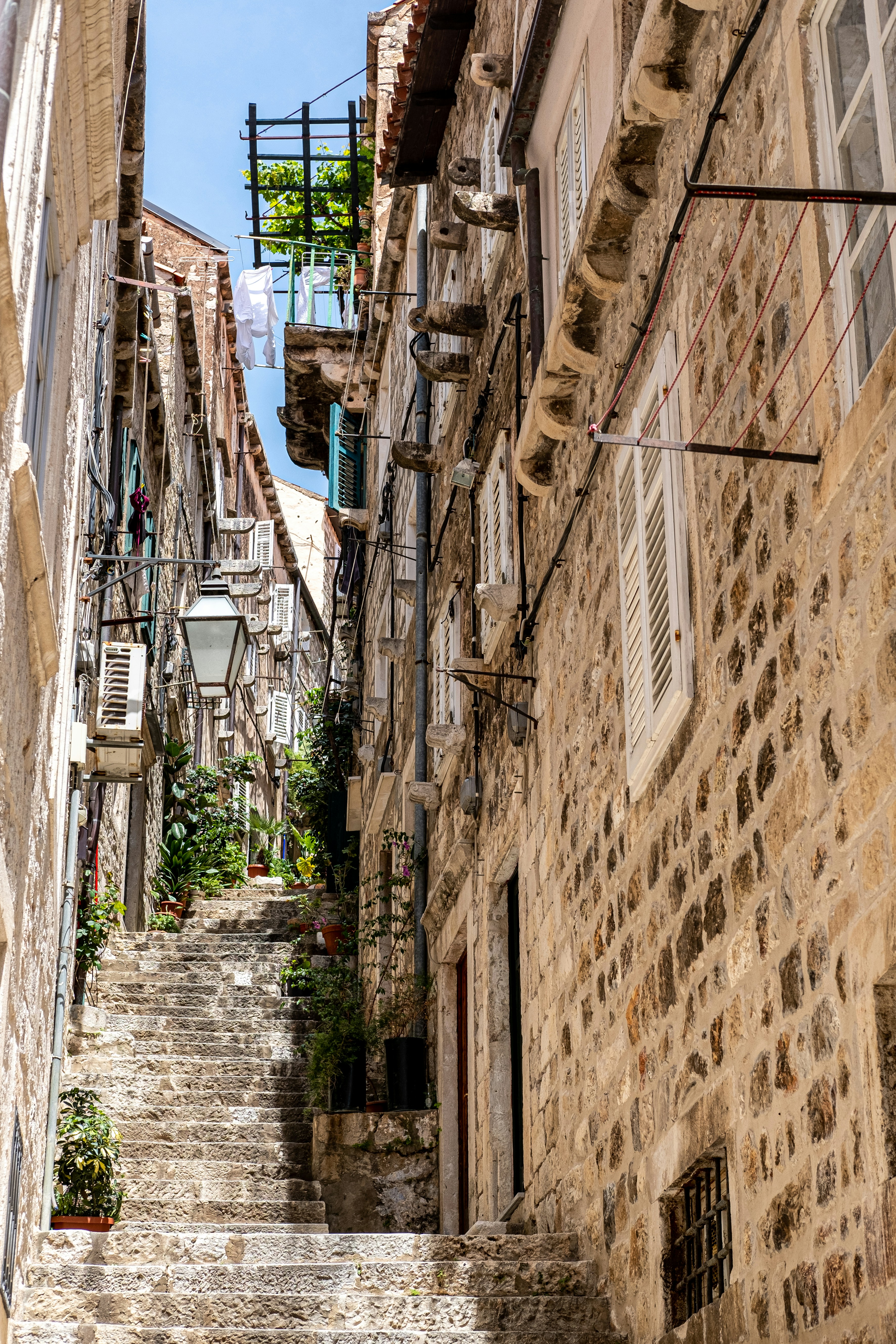 Eine schmale Gasse zwischen zwei Gebäuden Foto Kostenloses Bild zum
