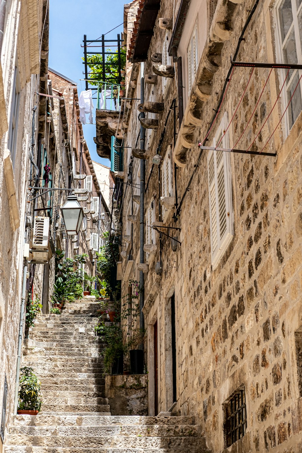 a narrow alley between two buildings