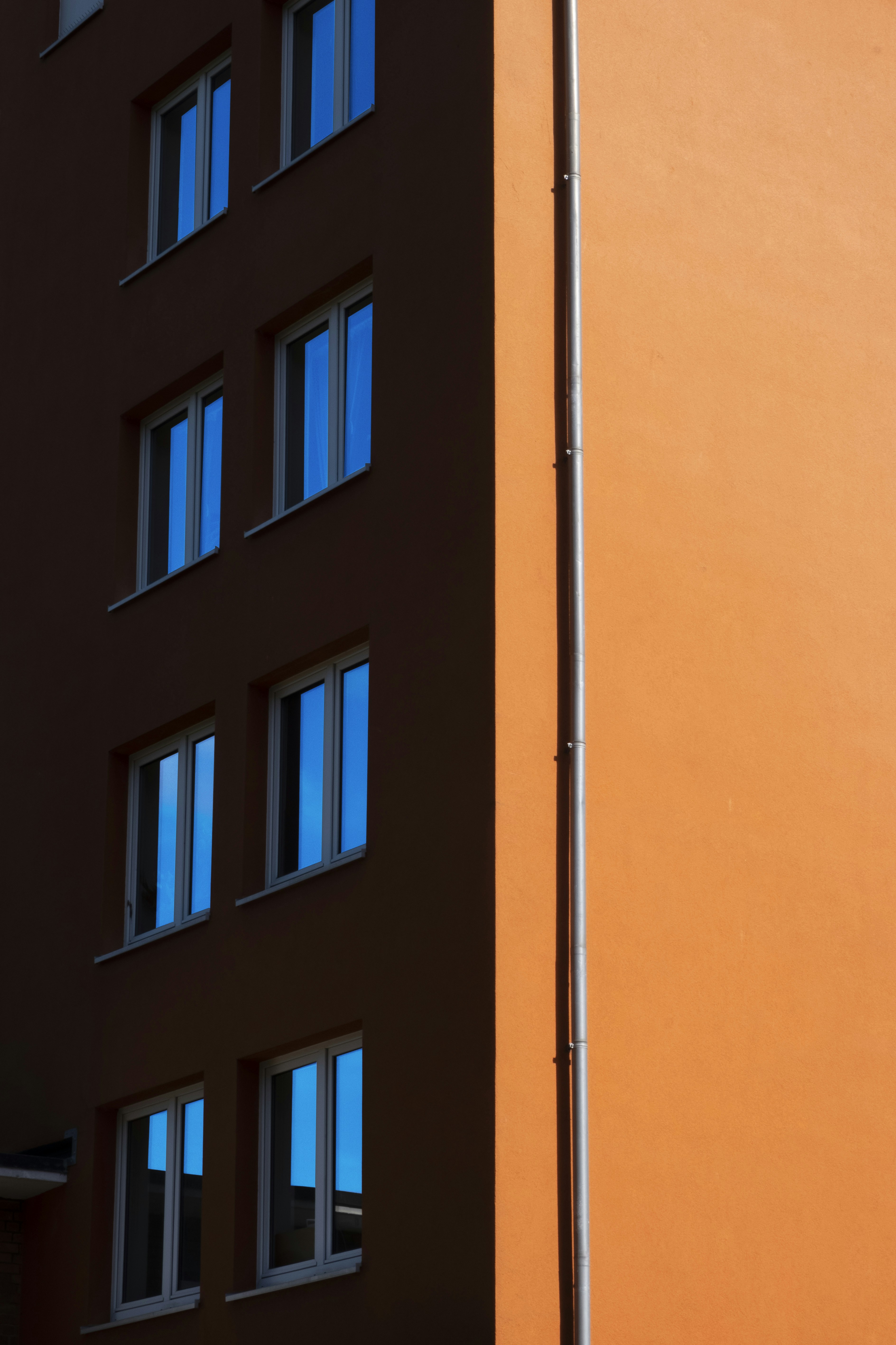 Ein Gebäude mit Fenstern