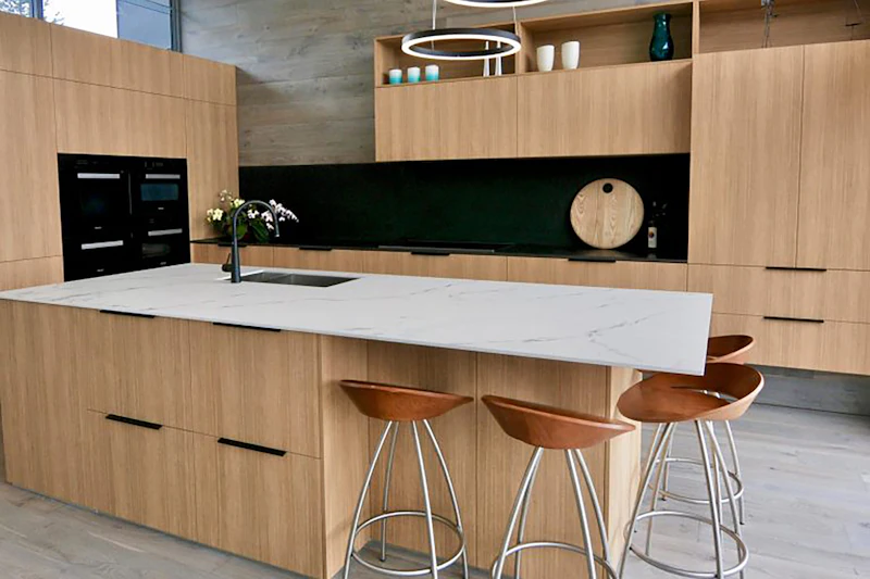 Cocina con isla en roble claro