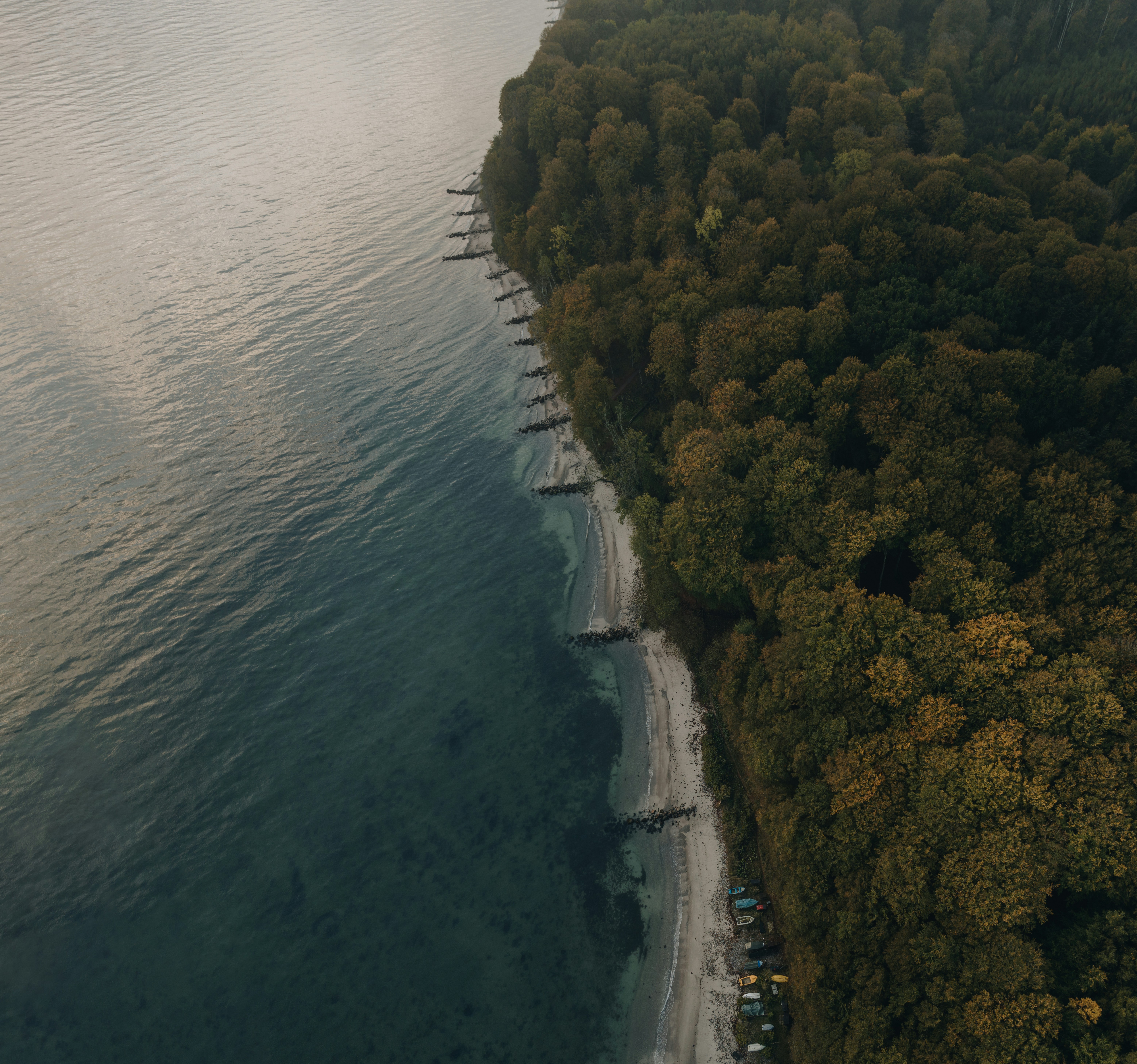 R - 順著宇宙的長流走，
也許迷了點路，但終究能回到路途上。

也許旁人看來很傻，
嘗試了許多方法、習慣的方式，
但你知道，那都是探索的過程

這一切都不容易