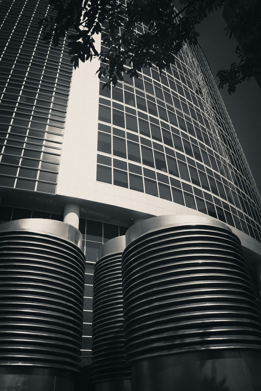 um edifício alto com uma torre alta