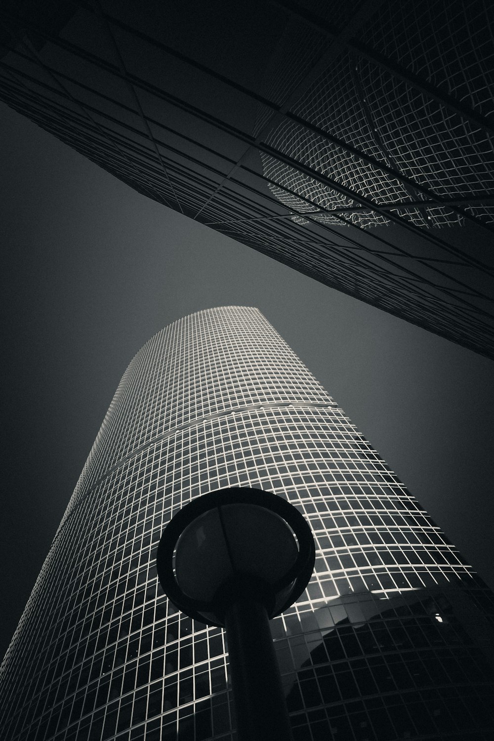 un poste de luz frente a un gran edificio