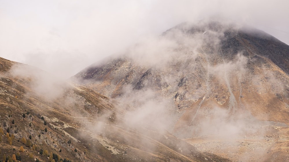 Una montagna con un cielo nebbioso