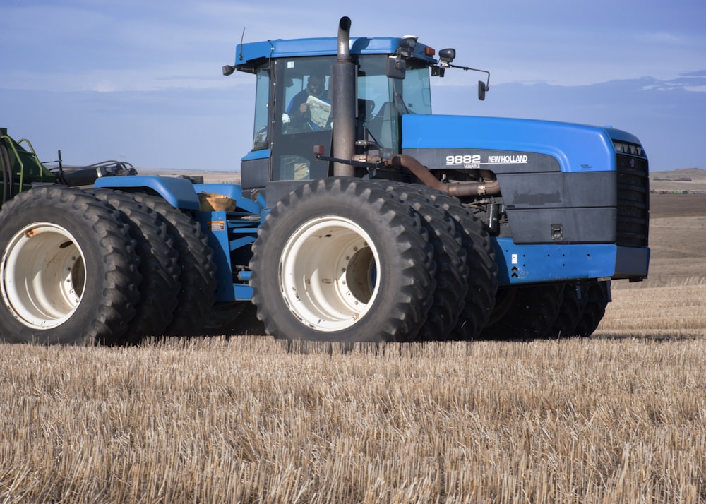 Un tractor en un campo