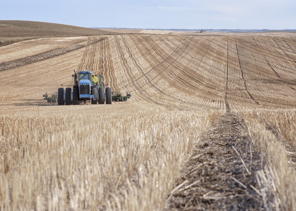 Ein Traktor auf einem Feld