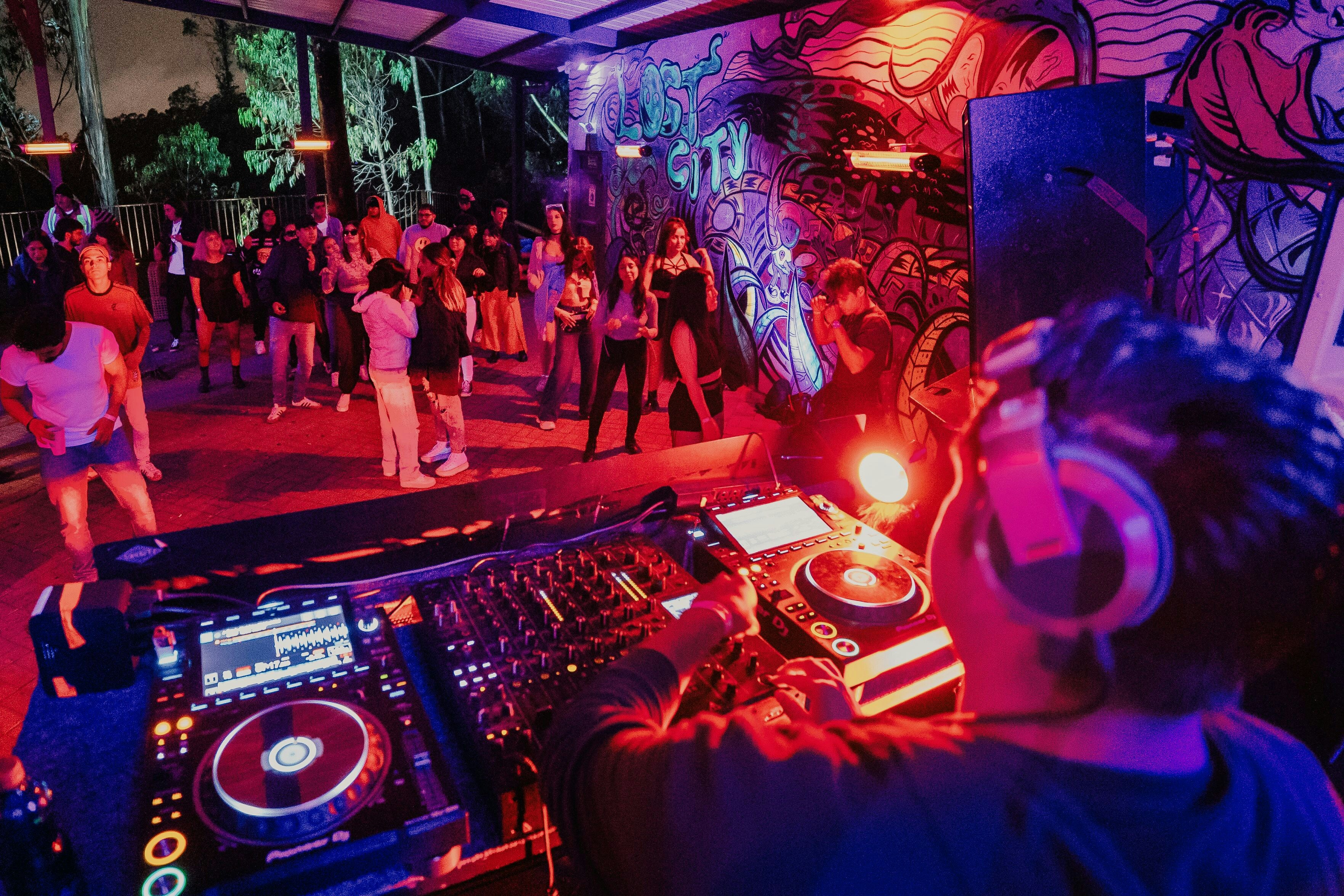 Image de Budget DJ oriental pour un anniversaire 30 ans à Paris : guide complet 2025