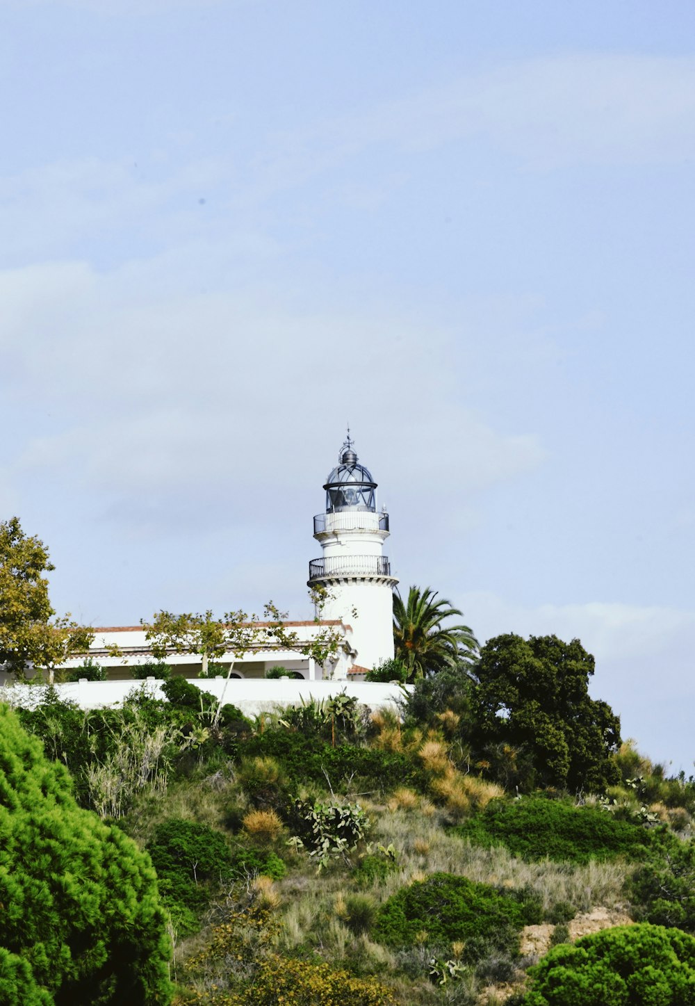 Un faro en una colina