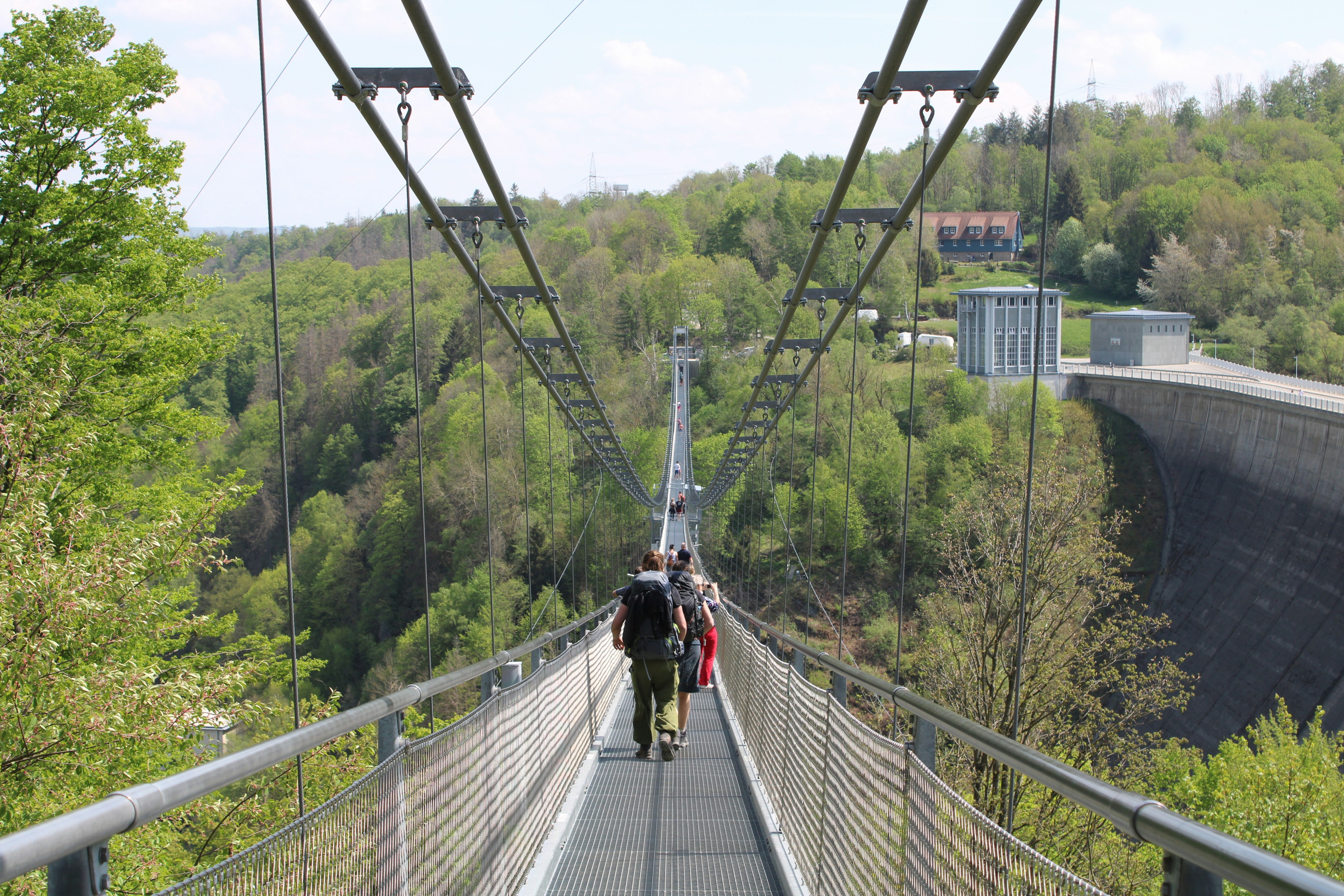 Un homme et une femme marchant sur un pont suspendu