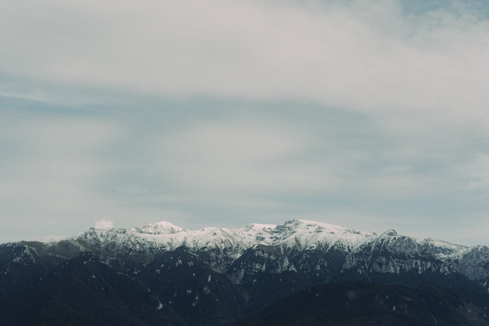 a snowy mountain range