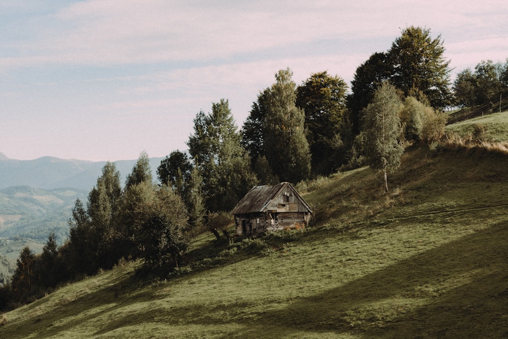 uma casa em uma colina