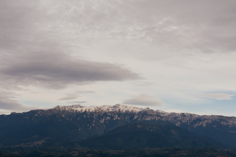 Une chaîne de montagnes avec des nuages