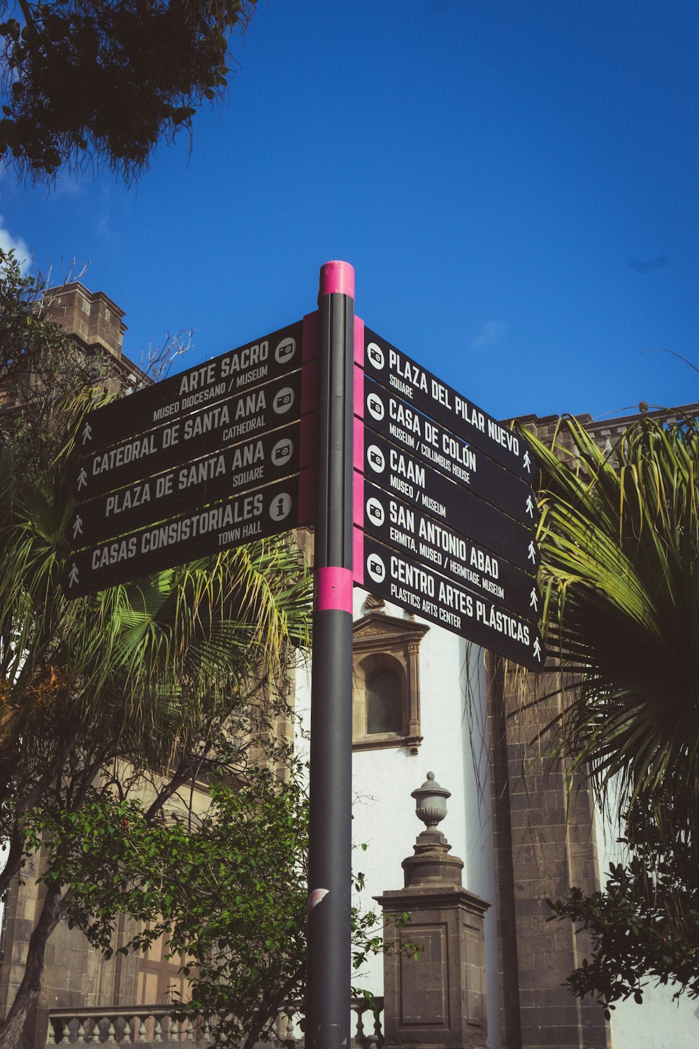 ein Straßenschild mit einem rosa Kegel oben