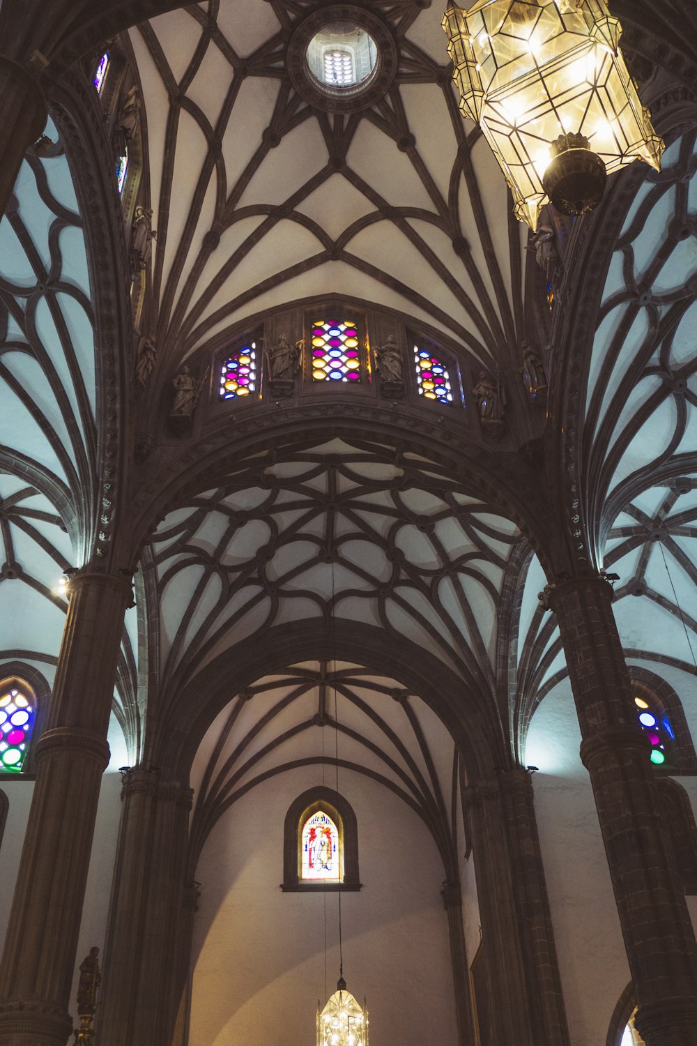 Una grande cattedrale con vetrate
