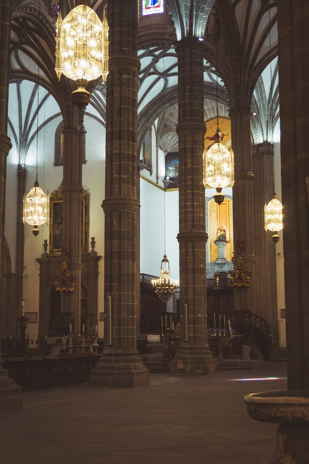 eine große Kathedrale mit hohen Säulen