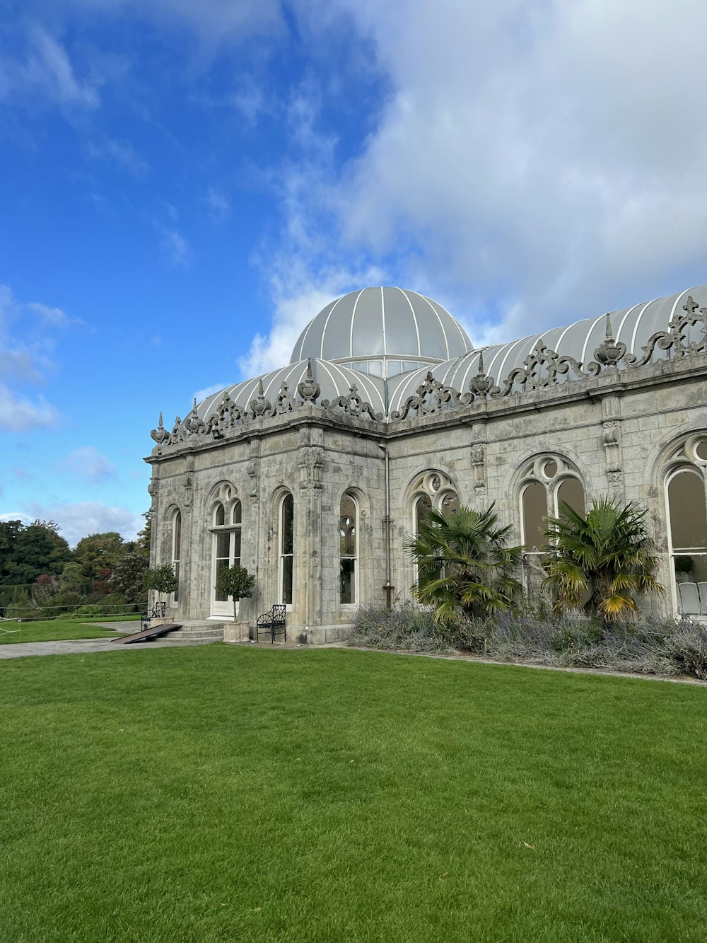 un grand bâtiment avec un toit en dôme avec les jardins botaniques royaux, Kew en arrière-plan