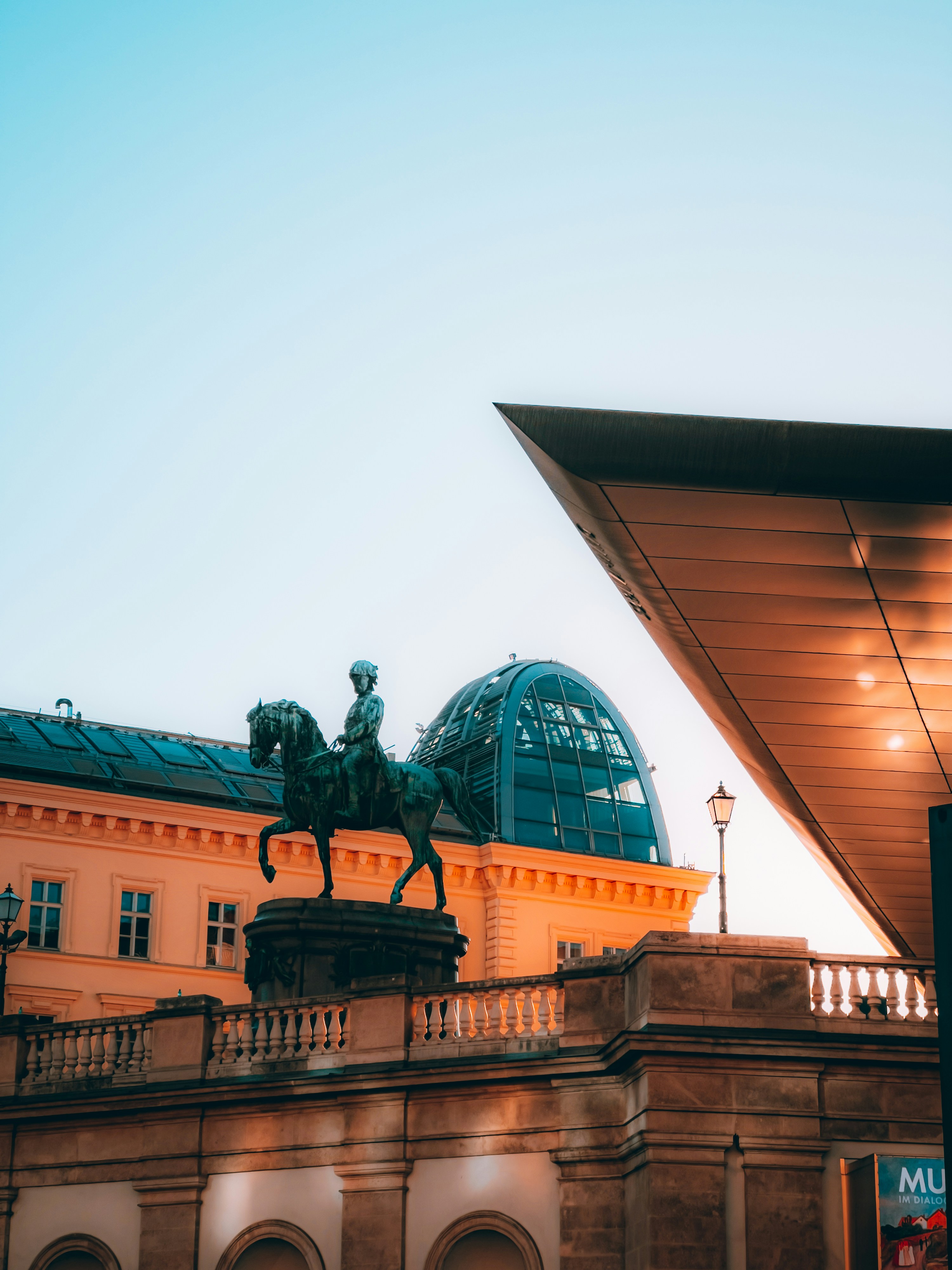 Eine Statue einer Person, die auf einem Pferd auf einem Gebäude reitet