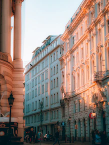 Calle con edificios en ambos lados, un recorrido clásico por el centro de Viena 