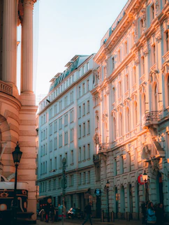 Calle con edificios en ambos lados, un recorrido clásico por el centro de Viena 