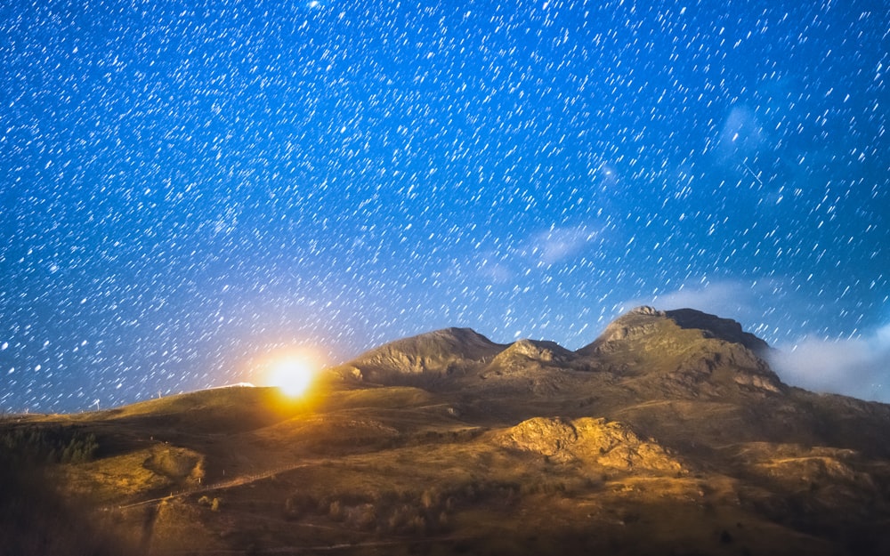 Una montagna con il sole sullo sfondo