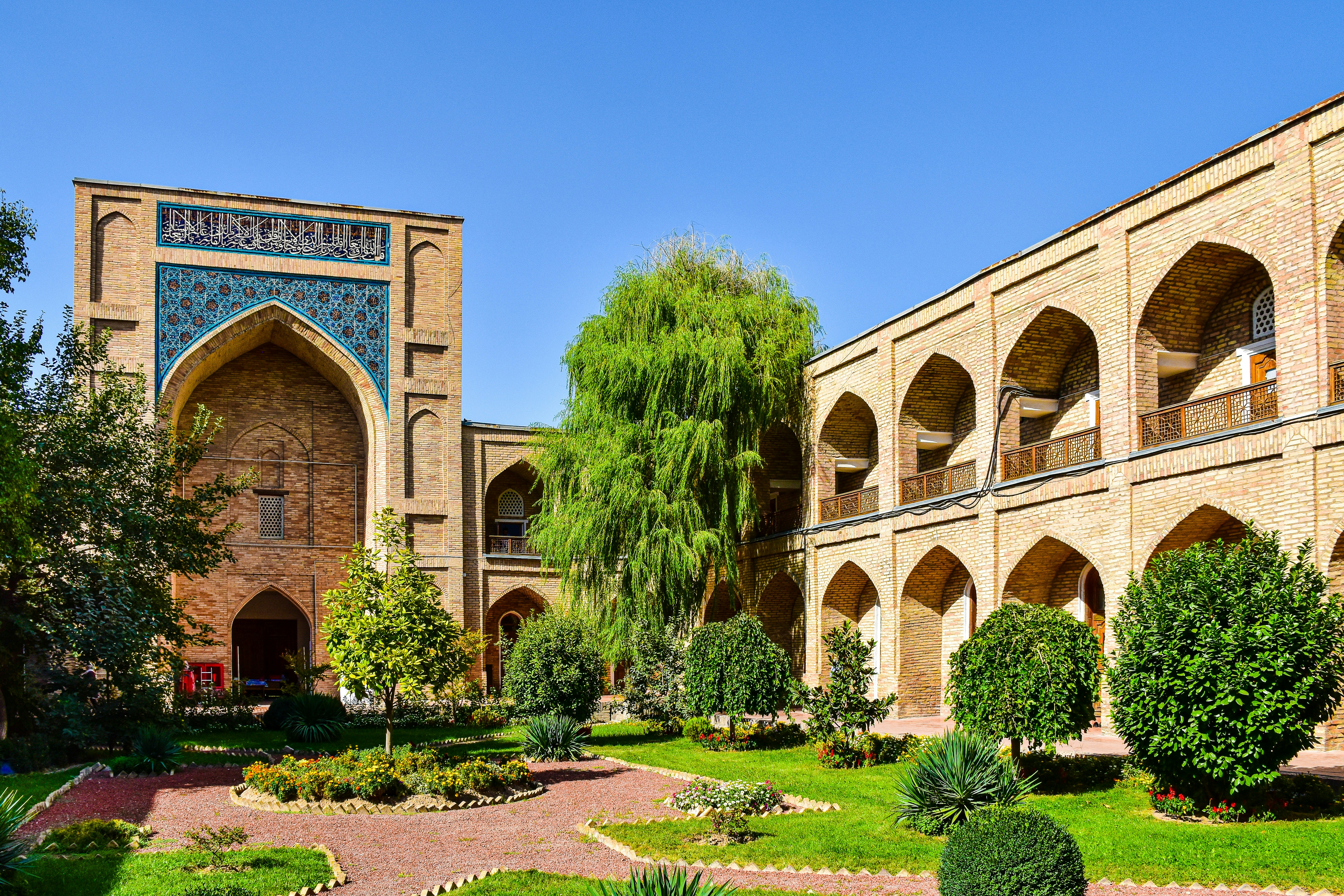 Edifici tradizionali in mattoncini beige a Tashkent
