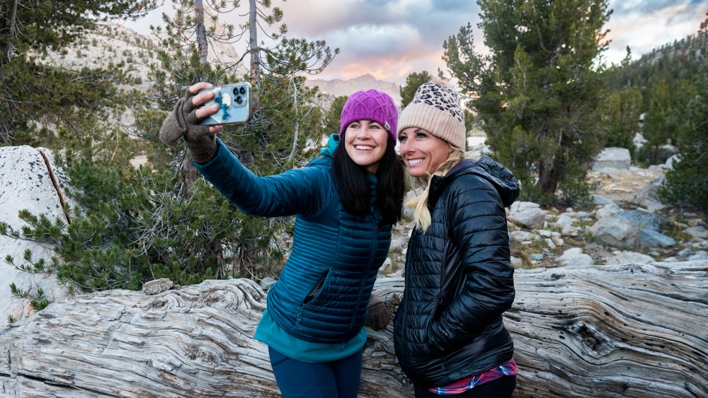 Zwei Frauen beim gemeinsamen Fotografieren