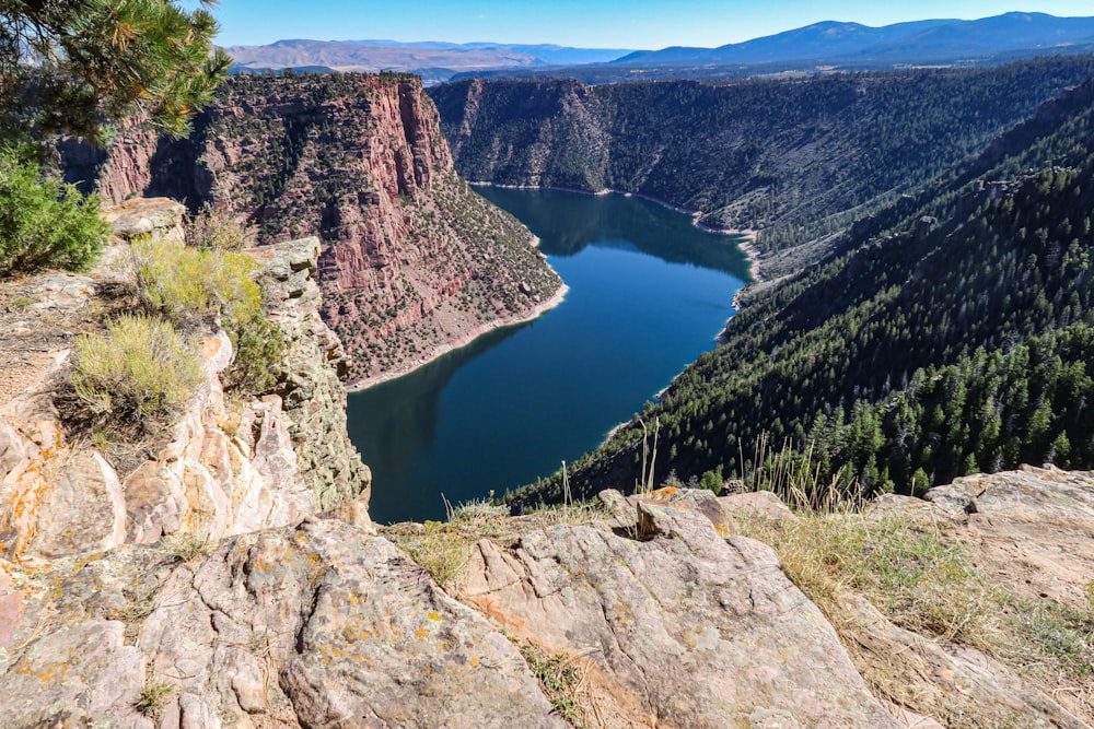 une rivière qui traverse un canyon