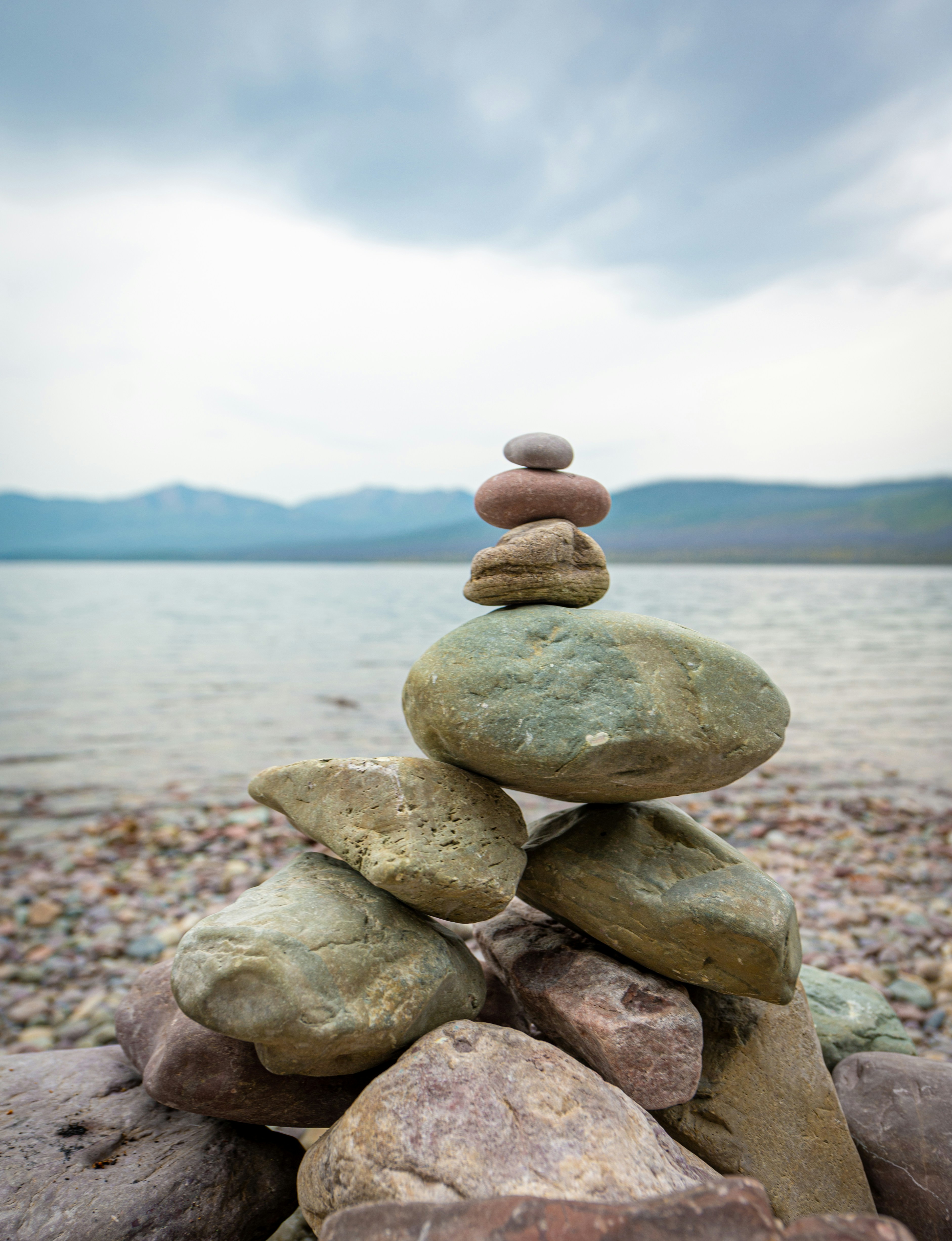 Un empilement de rochers sur une plage