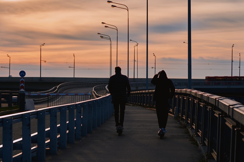 Köprüde romantik yürüyüş