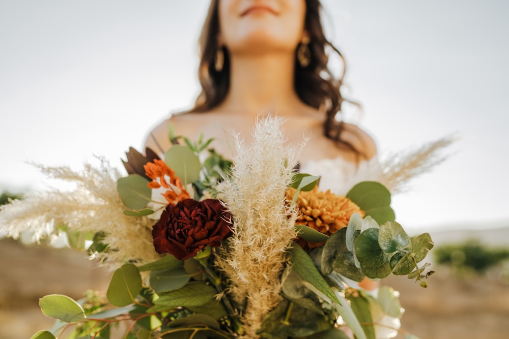 une personne avec des fleurs