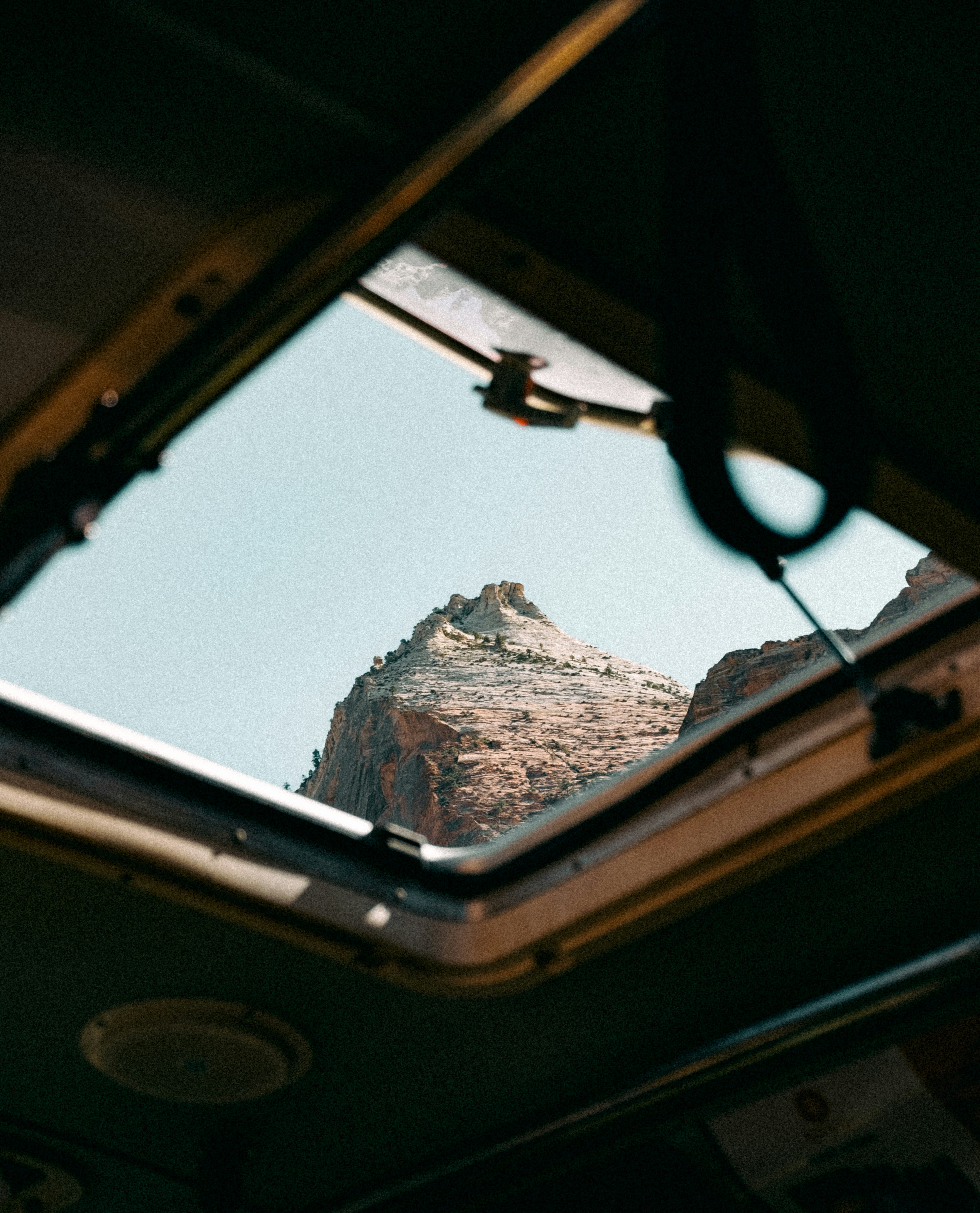 una vista di una montagna da una finestra