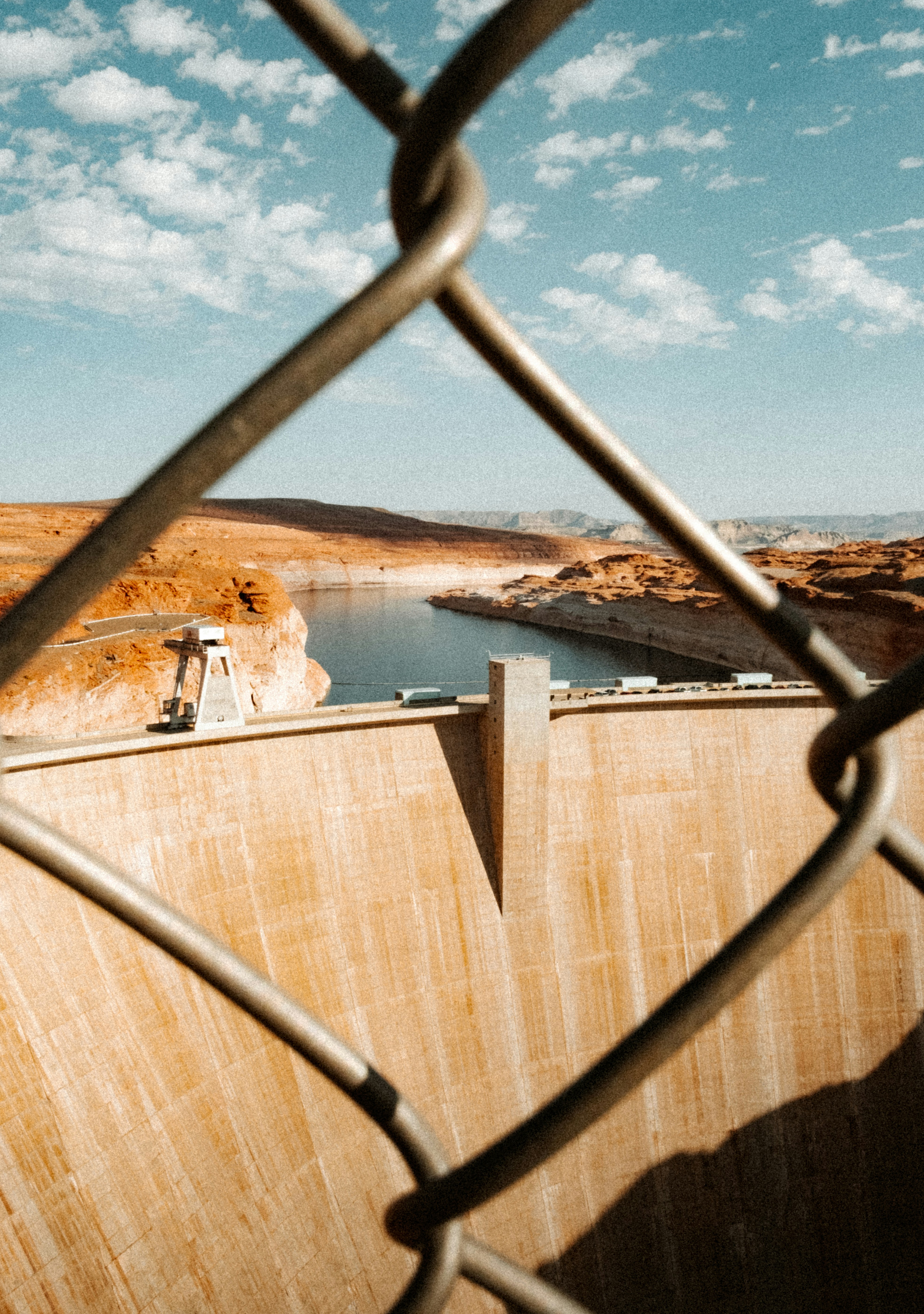 Un ponte di legno su un fiume