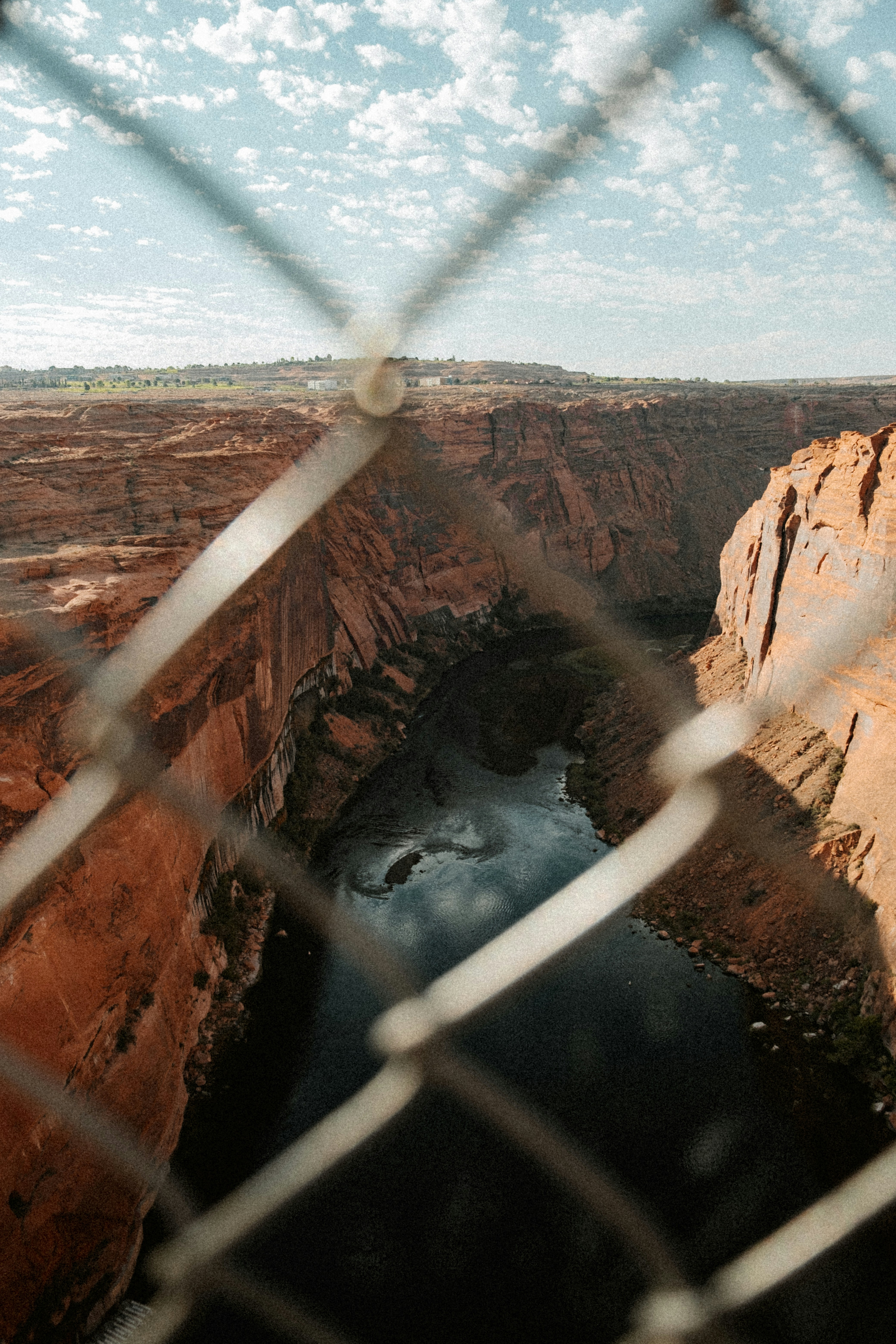 Una vista di un canyon dal finestrino di un'auto