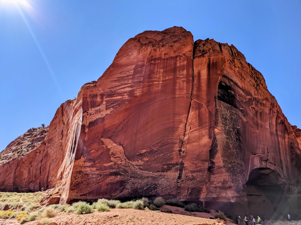 une grande formation rocheuse rouge