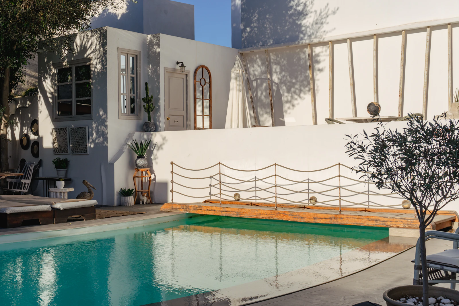 Illustration d’ambiance d’une terrasse minérale au bord d’une piscine